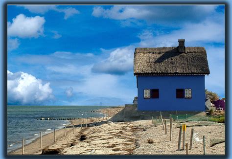 .ostsee abgetrennt ist und so einen guten naturhafen darstellt. Das blaue Haus an der Ostsee Foto & Bild | deutschland ...