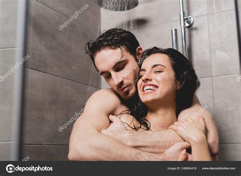 Hombre Desnudo Mujer Atractiva Abrazando Sonriendo Cabina Ducha fotografía de stock