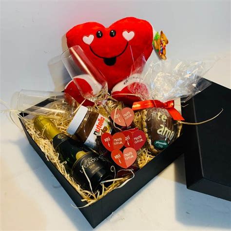 A leitora marcela enviou a carta doce que ela fez para entregar ao namorado nesta páscoa junto com um monte de chocolate! Caixa Surpresa Coração Doce - Innova Flores e Cestas