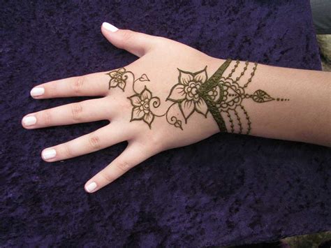 Henna tattoo ideas are a fun way to test out your tattoo designs. Latest Indian Sudani Pakistani arabic arabian Mehndi ...