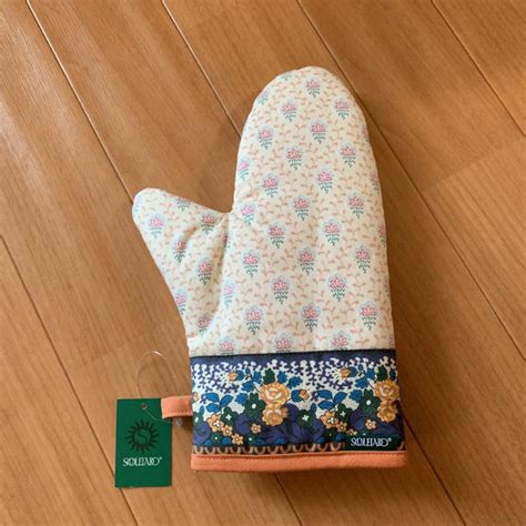 彼らはまだ眠って行くが、エルザ。 彼らはそれを経て、どこそこの石だと通ってくることができないかを見る、そこに階段を見る。 エルザは、 石を削除し、すべての石が散乱。 彼らは、ゴールドとダイヤモンドで作られた家を見て. ソレイアード キッチンミトン 新品未使用の通販 by ゆま's shop ...