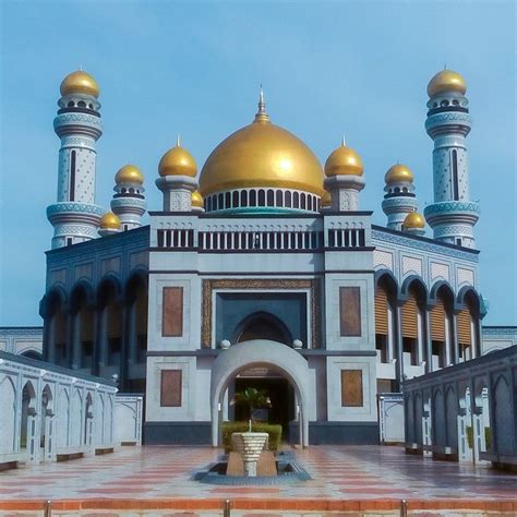 Masjid Omar Ali Saifuddin Dengan Kubah Emasnya Yang Berkilau Dan Gaya