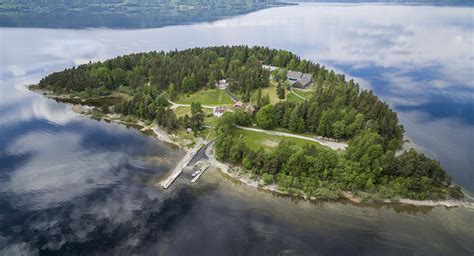 Covered corpses on the shores of utøya. Too Soon: Netflix's Anders Breivik Epic Needles Norwegians ...