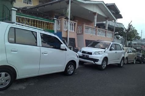 Dua hari terakhir ada saja mobil yang parkir di depan rumah ane, padahal jalan cuma cukup buat 2 baris mobil. Kalian Terganggu Mobil Tetangga Parkir di Depan Rumah ...