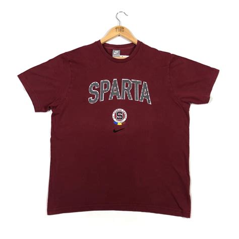 Sparta modernizuje a sjednocuje svoji vizuální identitu! Nike AC Sparta Praha Spell Out T-Shirt - Burgundy - XL ...