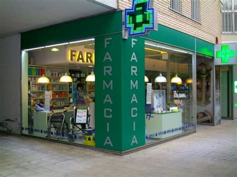 Podemos encontrar cruces de farmacia de segunda mano en buen estado y ahorrarnos un buen dinero. Cruces de farmacia (rótulos)