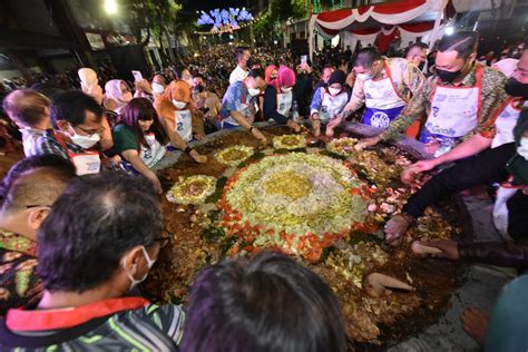 Digelar Malam Hari Warga Surabaya Tumplek Blek Di Festival Rujak Uleg