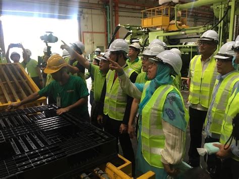 Ø kerajaan tempatan merupakan satu peringkat kerajaan yang o dipengerusikan oleh menteri perumahan dan kerajaan tempatan. Lawatan YB Puan Hajah Zuraida binti Kamaruddin, Menteri ...