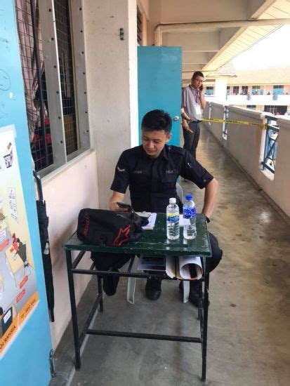 Balai polis bahagian siasatan dan penguatkuasaan trafik, ipd ampang jaya. Polis kacak bikin pengundi 'cair', hilang penat beratur ...