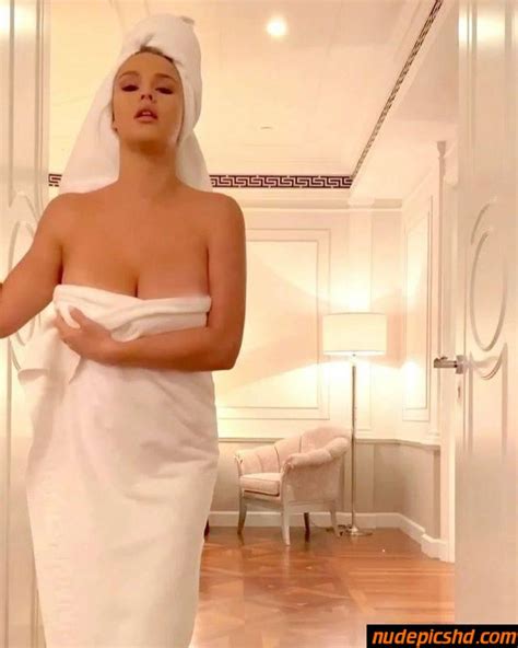 Kinsey Wolanski Braless Huge Tits Nude Leaked Porn Photo