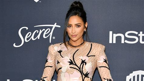 Shay Mitchell Admitted Makeup Is Not Her Forte Doing A Makeup Tutorial