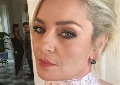 Θα είναι και η τελευταία μου έξοδος., λέει ο μάκης τσέλιος. Ελισάβετ Μουτάφη: Xαλαρώνει δίπλα στο Χριστουγεννιάτικο ...