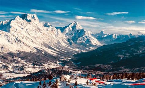 The place is just a few minutes by car from the ski slopes and the most suggestive hiking trails that can be covered in the dolomites. Cortina d'Ampezzo, la regina delle Dolomiti
