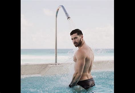 Hombres Sexys Y Guapos Tomando Una Ducha Las Mejores Fotos De Instagram Nueva Mujer