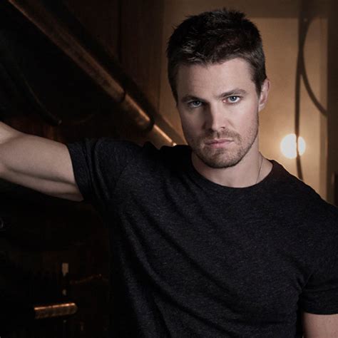 Arrows Stephen Amell Earned Less Than His Co Stars For Years E