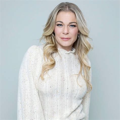 Leann Rimes Poses Nude After Psoriasis Returns Amid Pandemic Us Weekly