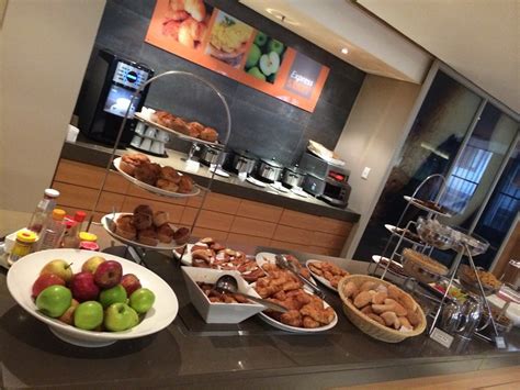 Yes, dry cleaning and laundry service are offered to guests. Holiday Inn Express Cape Town, 15.06.14 - BCTCBlog