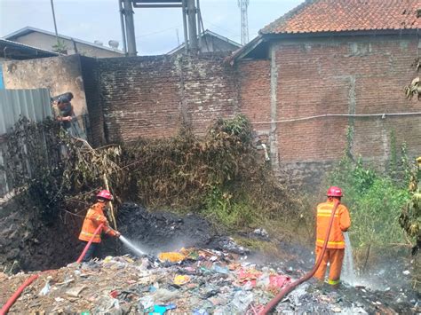 Khawatir Merembet Ke Pemukiman Damkar Kota Tasik Sigap Atasi Kebakaran