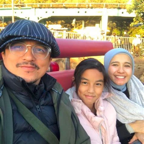 Engku emran, 42, and bella, 29, were married in a simple akad nikah (solemnisation) ceremony in which he presented her with five trays of 'hantaran'. 7 Potret Kenangan Romantis Laudya Cynthia Bella & Engku ...