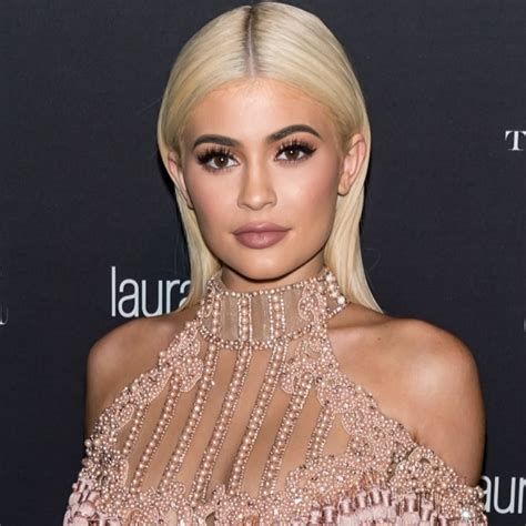 Pregnant Kylie Jenner Covers Up As She Poses With Sisters In Underwear Ads Entertainment Tonight
