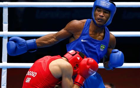 Joven boxeador cubano luis franco vazques. Esquiva Falcão atropela britânico e faz final inédita no ...
