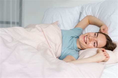 Mujer Sonriente Despertando En La Mañana Foto Gratis