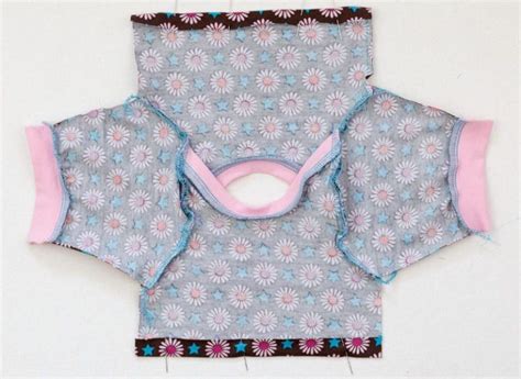 Natürlich kannst du sie auch ausdrucken und abheften. Puppenkleidung nähen ᐅ Anleitung für Puppenhose und Shirt ...