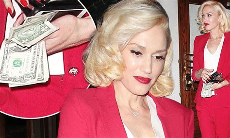 Gwen Stefani Casually Flashes A Huge Wad Of Cash To Onlookers As She