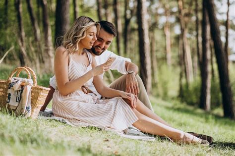 Jeune Couple Avoir Pique Nique Dans Les Forêt Photo Gratuite