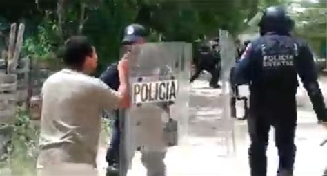 Batalla campal entre pobladores y policías durante desalojo de zona