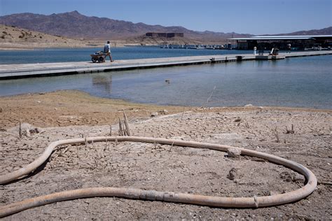 Lake Mead Water Levels Dramatic Images Of The Drop Of The Past Year