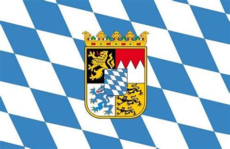 Bis zum ende der monarchie in bayern 1918 war das wappen von bayern das des jeweiligen fürsten.:5 die frühesten überlieferten wappen der wittelsbacher, den herrschern bayerns von 1180 bis 1918, findet man auf siegeln, weshalb die farben nicht überliefert sind. Autoaufkleber Sticker Freistaat Bayern Wappen | Aufkleber ...