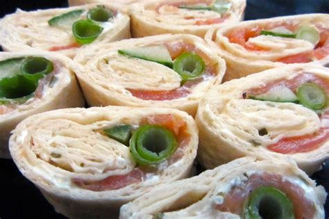 Wraps met gerookte zalm en lente-ui