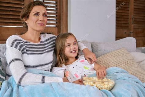 Madre E Hija Viendo Películas Y Comiendo Palomitas De Maíz