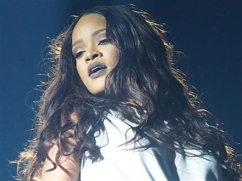 Rihannas Latest Hairstyle Confirms That Bangs Are The Most Popular