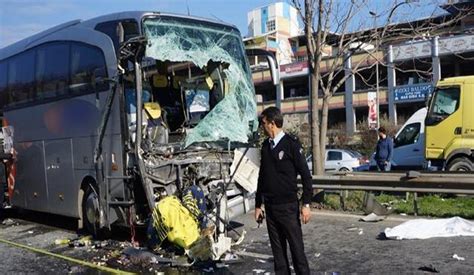 Yolcu otobüsü kamyona çarptı 1 ölü Trafik Kazaları Haberleri