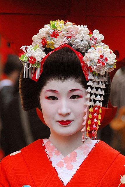 Japanese makeup guru on crusade to revamp men's grooming habits. Geisha | 芸者, 芸妓, 日本の芸者