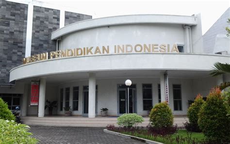 Memiliki motto sebagai universitas pelopor dan unggul, universitas pendidikan indonesia (upi) setiap tahunnya selalu membuka penerimaan mahasiswa baru melalui jalur snmptn (seleksi nasional masuk. Universitas Negeri Yogyakarta - Wikiwand