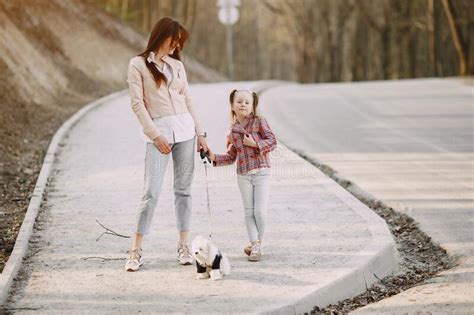 Madre Con Hija En Un Bosque De Primavera Con Perro Foto De Archivo