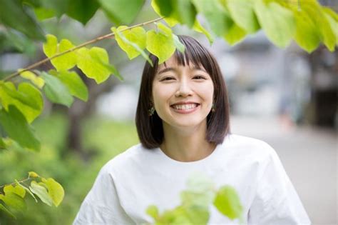 吉岡里帆の笑顔がかわいい！吉岡里帆さんの笑顔の画像を集めてみた！｜エントピ