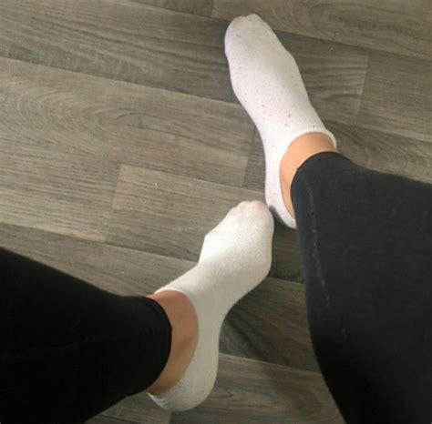 Unvergesslich Mosaik Wettbewerb Mädchen Füße In Socken Verlassen Fossil Steigen