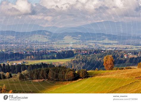 Dorf auf Hügeln von tatra Gebirgszug ein lizenzfreies Stock Foto von