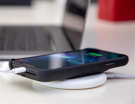 Mophies New Iphone Case Charges Your Phone Without Taking Up The