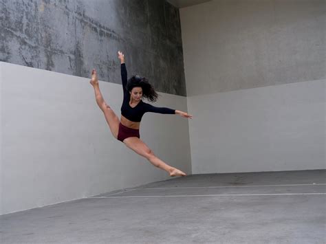 Flexible dancer jumping in simple studio · Free Stock Photo