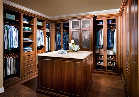 5 Smart Reasons For Getting A Dressing Room Closet