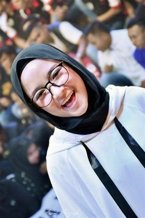 Download foto cewek2 cantik lucu berhijab gambar viral hd. Foto Cewek2 Cantik Lucu Berhijab Pake Kacamata