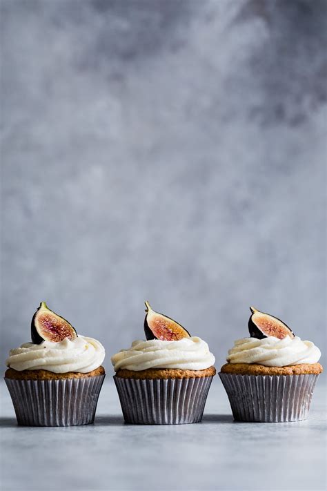 Denne samling mejeriprodukter med gratis malkekage indeholder mine foretrukne laktosefrie cupcakes, der er perfekte til mælkefri kost, lactoseintolerance eller enhver, der elsker cupcakes! Gluten-Free Vanilla Cupcakes with Goat Cheese Frosting & Brûléed Figs | Recipe | Dairy free ...