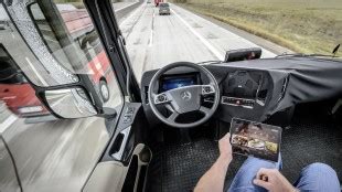 Daimler Demonstrates Autonomous Trucks