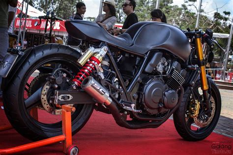 The proportions of the stock cb1000 are a bit off for a traditional cafe racer look, but due to some customization on the frame and suspension, it's hard to tell that this bike has a brutal. RocketGarage Cafe Racer: Honda CB400 | Cb400 カフェレーサー, カフェ ...