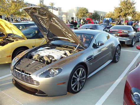 --CarJunkie's Car Review--: First Impression: Aston Martin V12 Vantage